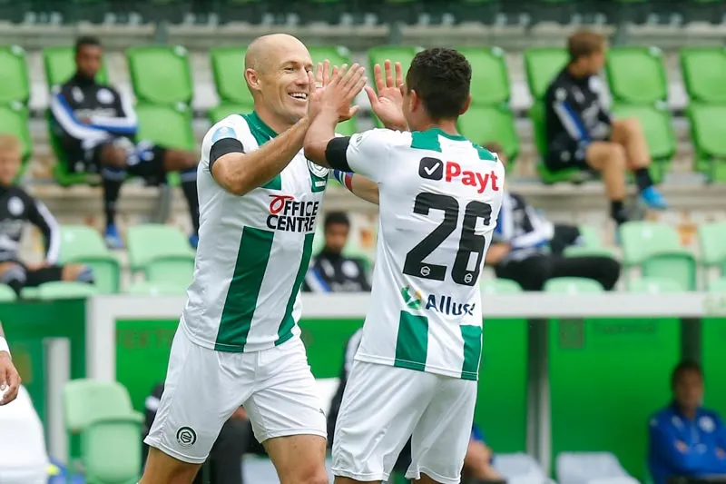 TWITTER @FCGroningen El atacante holandés celebra el tanto con su compañero