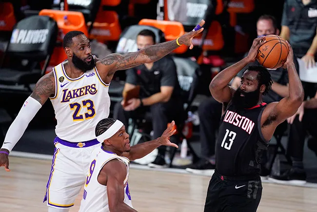AP Harden sufre el acoso defensivo de los Lakers