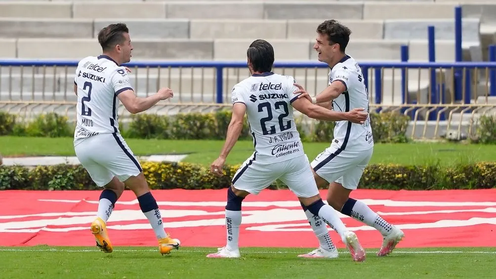 IMAGO7 Dinenno festeja el gol junto a sus compañeros