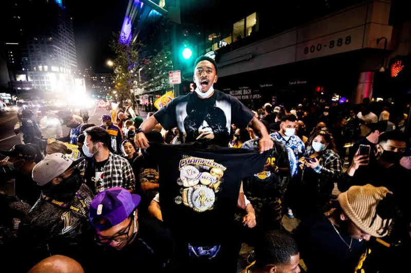 EFE Fans Lakers en EU