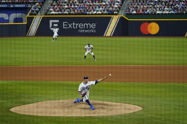 AP Víctor González en acción con Dodgers