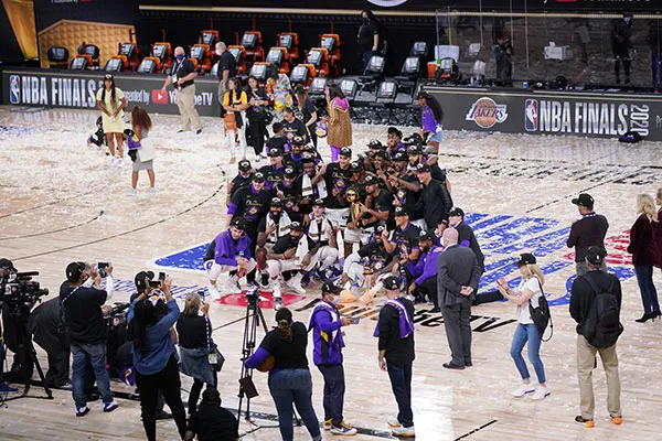 AP El festejo de los Lakers al final del partido