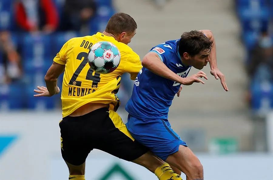 EFE Thomas Meunier disputando un balón con Robert Skov