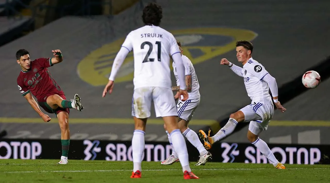 EFE Jiménez dispara a puerta para gol