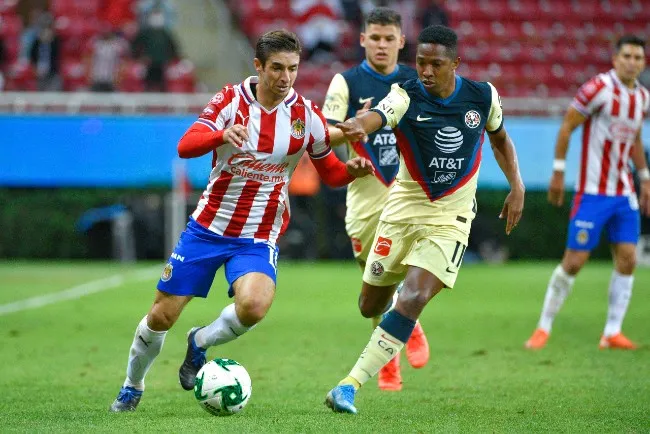 IMAGO7 Brizuela conduce el balón en el Clásico Nacional