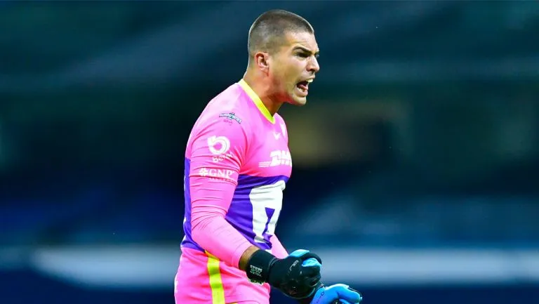 IMAGO7 Julio González festeja una anotación de Pumas ante Cruz Azul