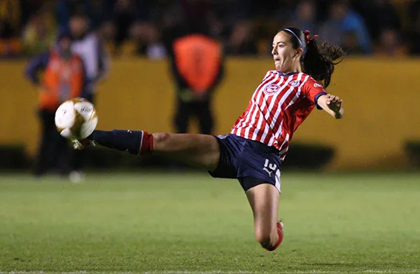 IMAGO7 La defensora intenta controlar el balón en un partido