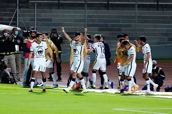 IMAGO7 Jugadores de Pumas tras la remontada a Cruz Azul