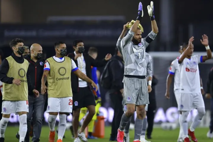 MEXSPORT Jugadores del Olimpia festejan la victoria