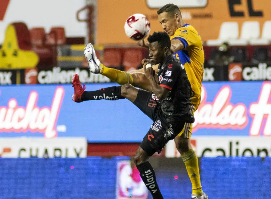 IMAGO7 Aboagye disputa el balón con Jesús Dueñas