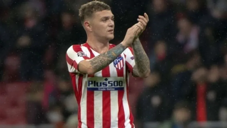 EFE Trippier aplaude en un juego del Atlético