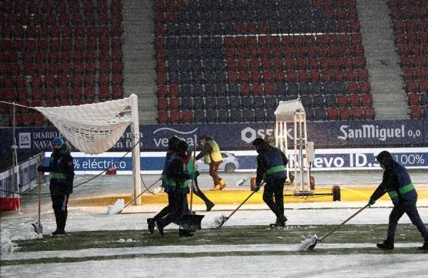 EFE En el campo de Osasuna se tuvo que retirar la nieve
