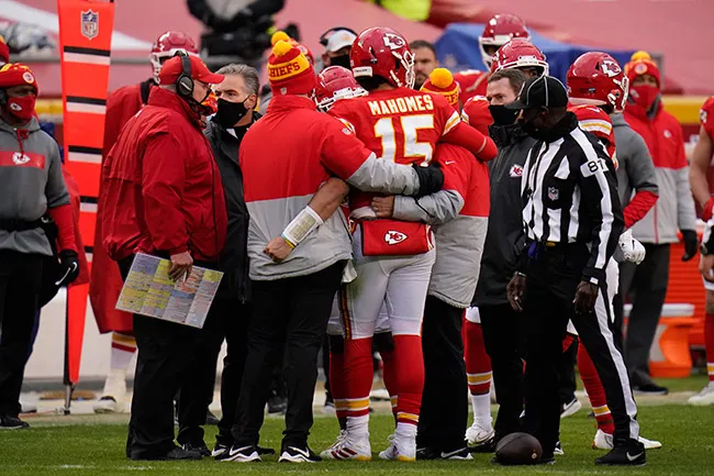 AP Mahomes es auxiliado para salir del campo en el juego contra Browns
