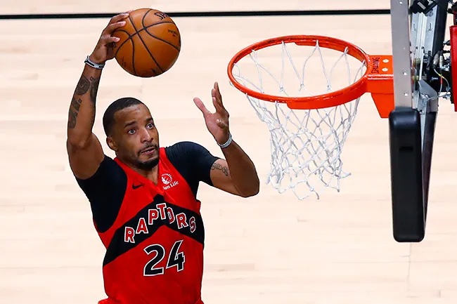 AP Powell clava el balón en el aro