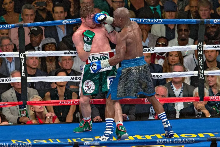 IMAGO7 Floyd Mayweather y Canelo Álvarez durante una pelea