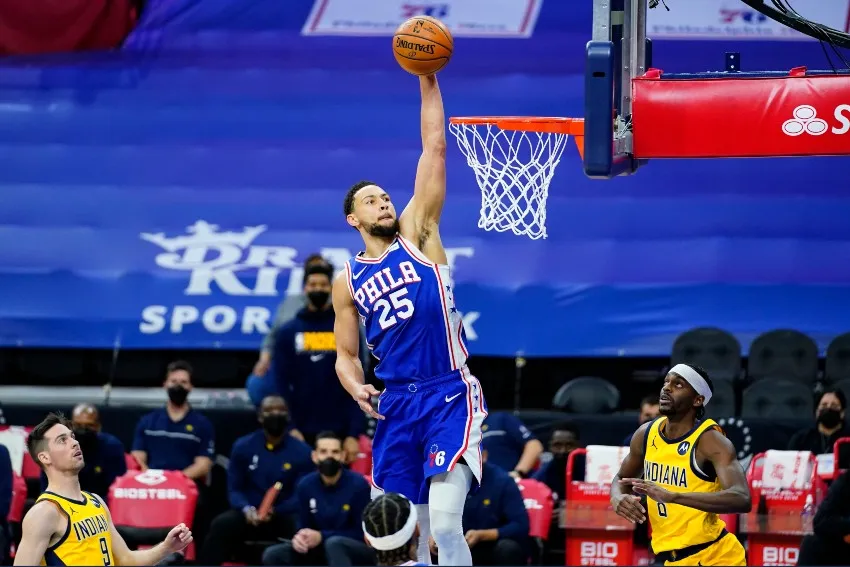 AP Joel Embiid en un partido de los 76ers