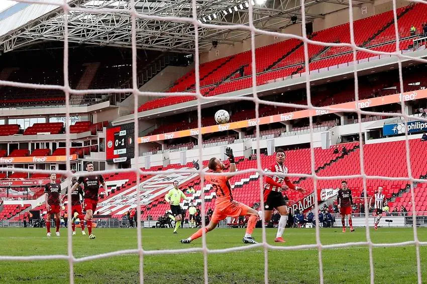 EFE Malen anotando el gol del PSV