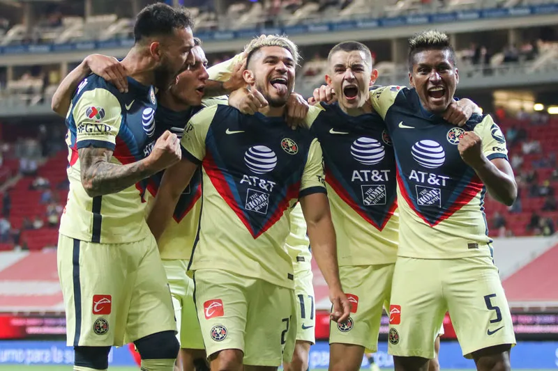 IMAGO7 Jugadores de las Águilas celebrando un gol ante Chivas