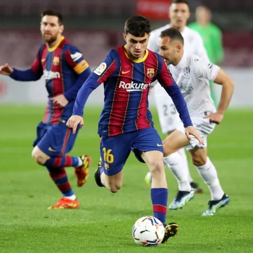 TWITTER @Pedri Pedri en acción, detrás Messi