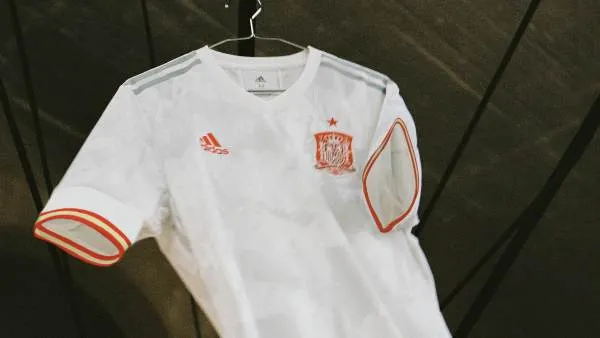 TWITTER @sefurbol Nueva camiseta de visitante de la Selección de España