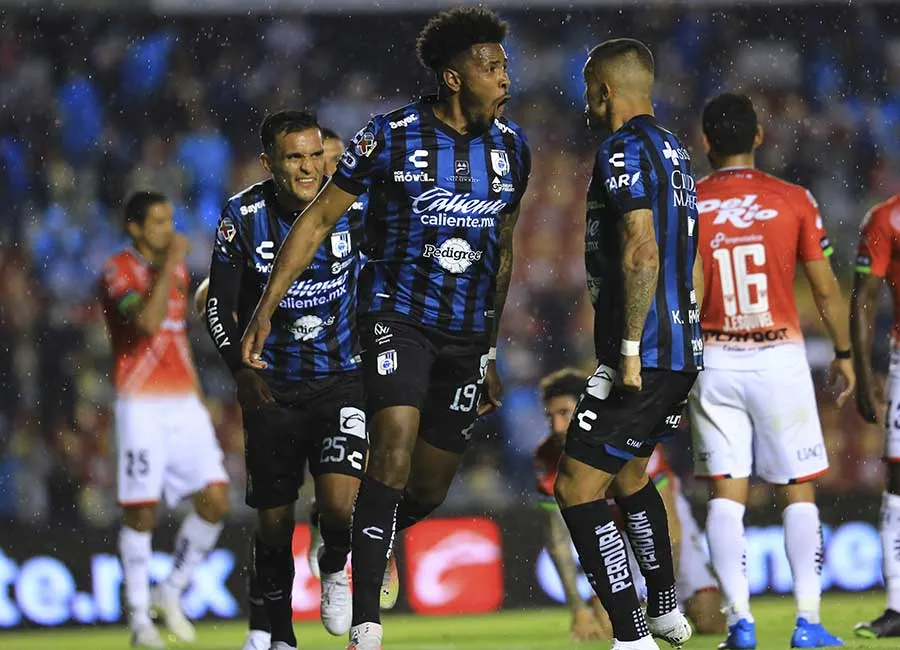 IMAGO7 Juagdores de Gallos Blancos celebran gol