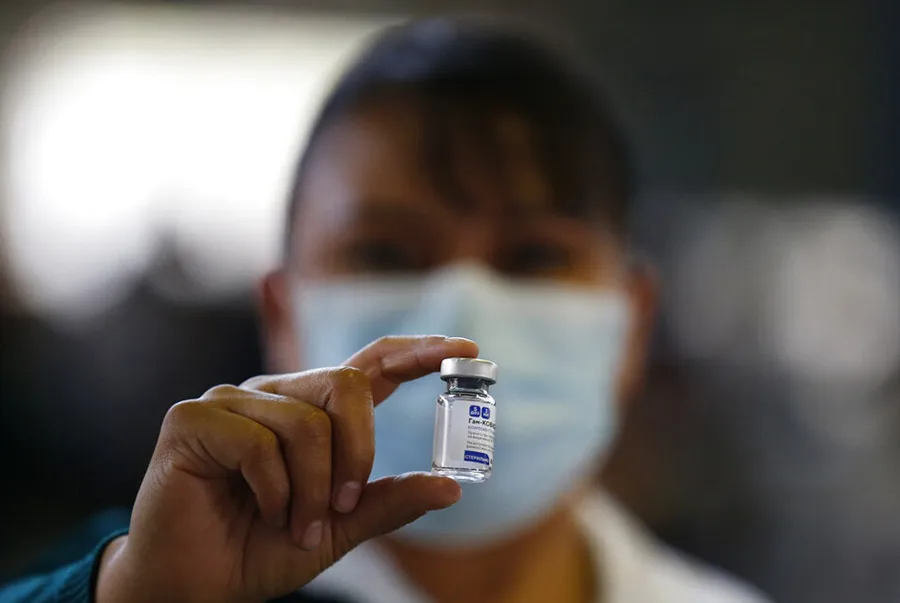 AP Enfermera con ampolleta de la vacuna Sputnik V