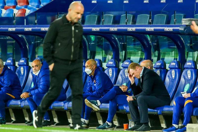 AP El técnico neerlandés se lamenta en el banquillo