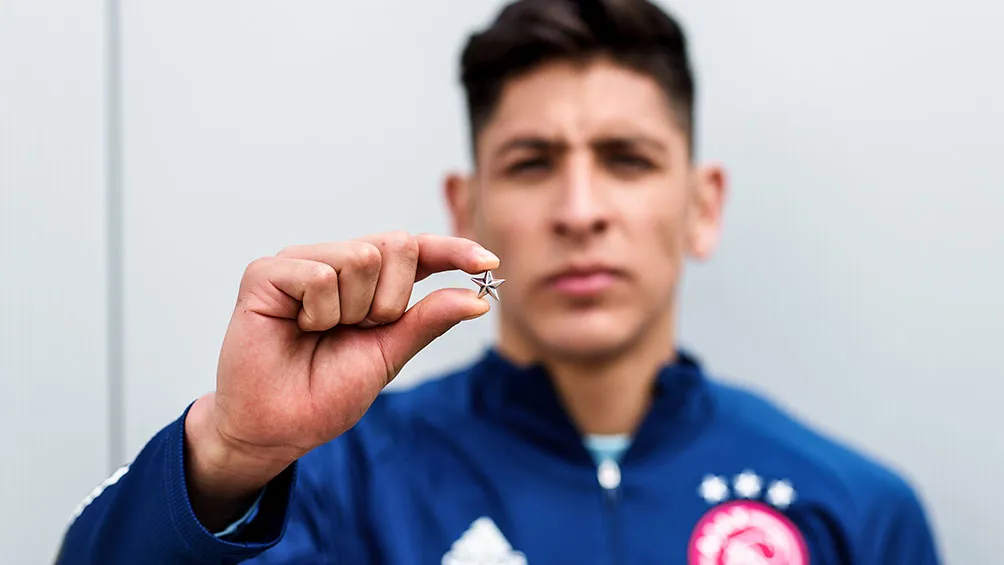 AFC AJAX Edson Álvarez mostrando una estrella