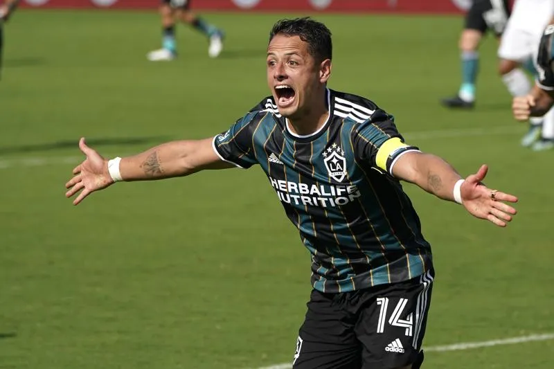 AP Javier Hernández en festejo