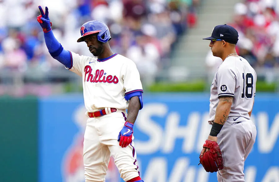 AP Andrew McCutchen celebra imparable ante Nueva York
