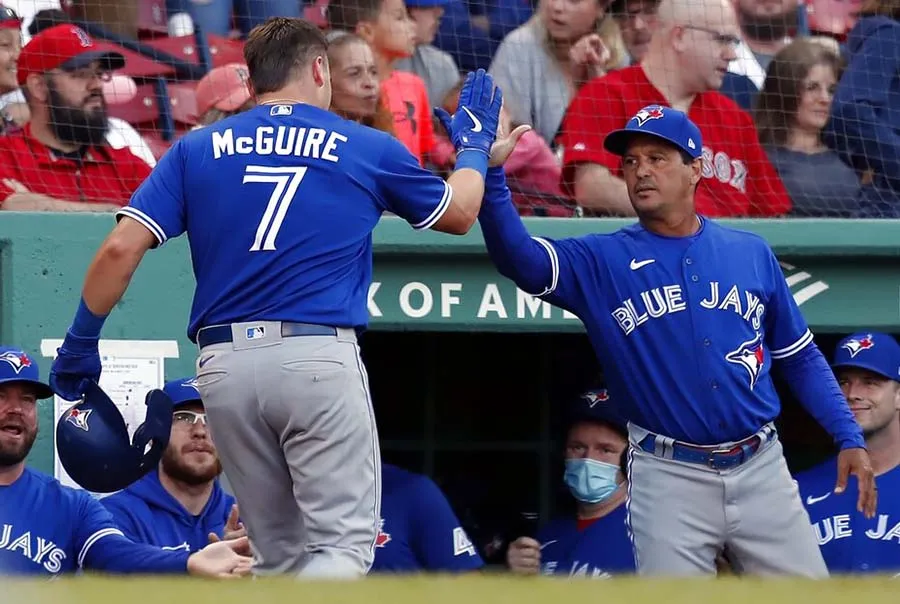 AP Reese McGuire ingresa al dogout tras conectar cuadrangular