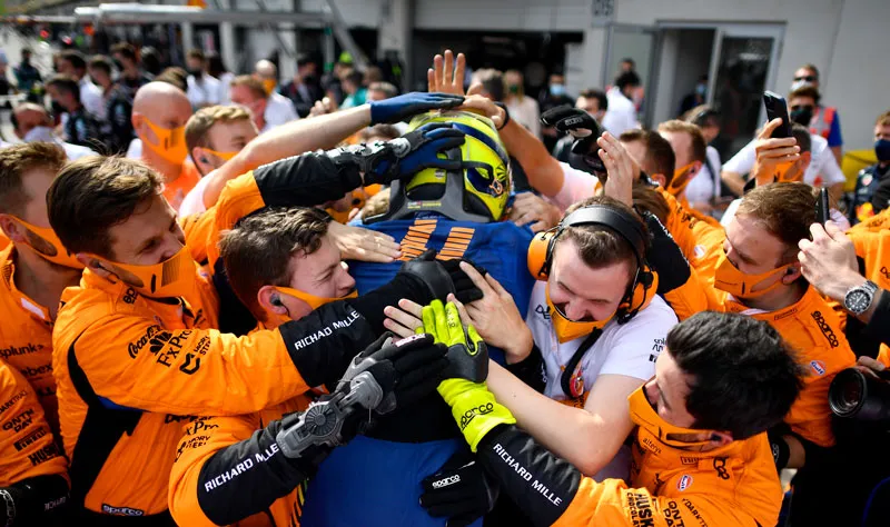 AP Lando Norris celebra tras lograr el podio en Austria