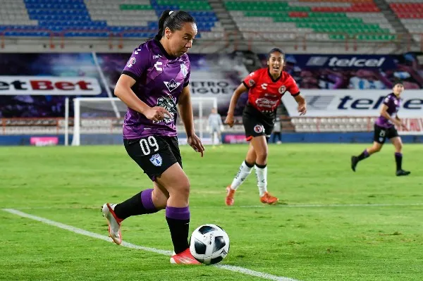 IMAGO7 Charlyn Corral en acción con Pachuca