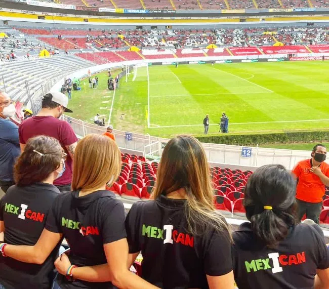 ESPECIAL Esposas de los integrantes del equipo posan con playeras especiales