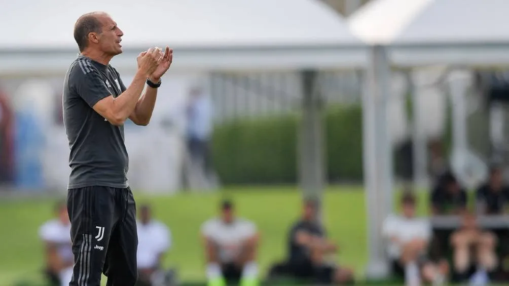 TWITTER: @jUVENTUSFCES Allegri durante el duelo de pretemporada contra Cesena
