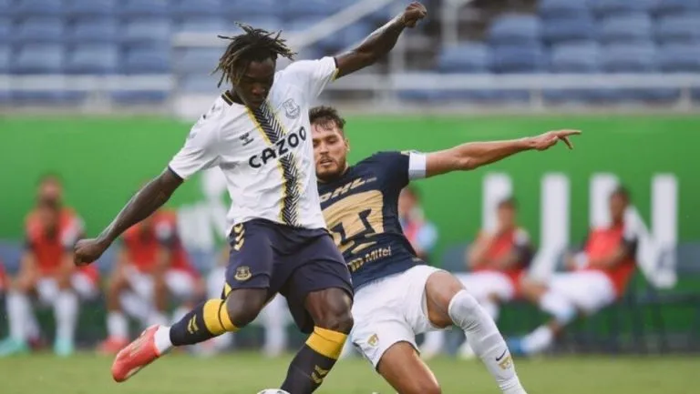 TWITTER @Florida_Cup Moise Kean y Freire en el duelo entre Pumas y Everton