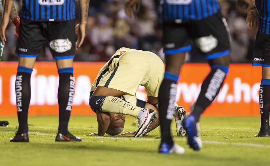 IMAGO7 Martínez se duele en juego ante Gallos