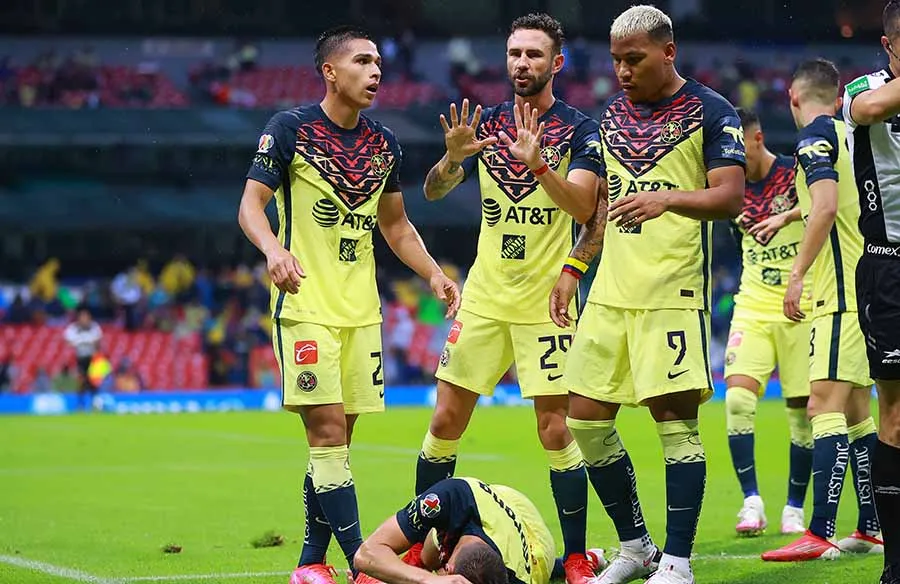 IMAGO7 Jugadores de América con Mauro Lainez lastimado