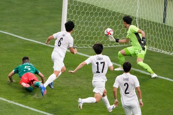 AP Johan Vásquez anota a la Selección de Japón en Tokio 2020