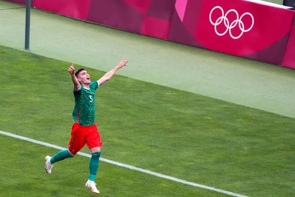 AP Johan Vásquez celebra gol con el Tri en los Juegos Olímpicos de Tokio 2020