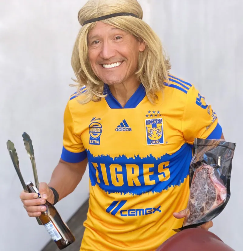 TWITTER @elmatadorpr El exfutbolista haciendo una carnita asada