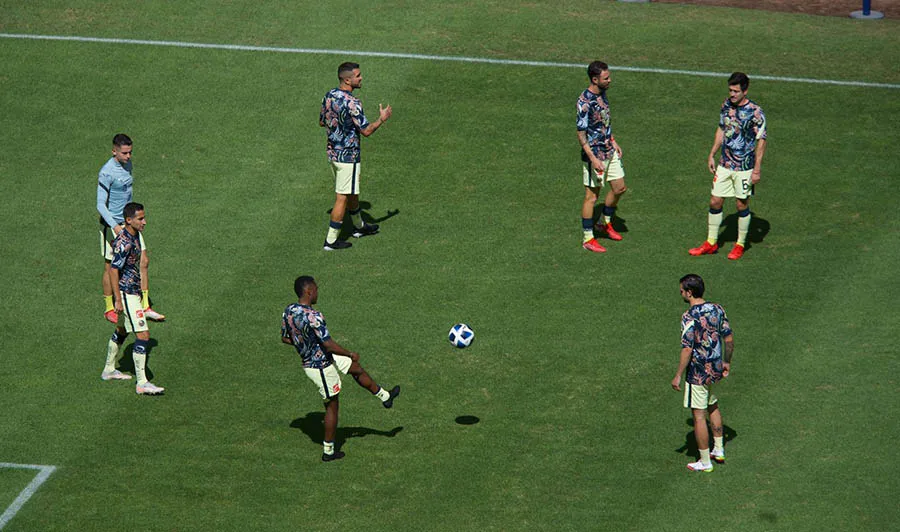 MIGUEL PONTÓN Los suplentes de las Águilas en calentamiento