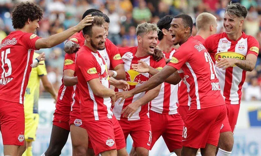 TWITTER @RedBullSalzburg Jugadores del RB Salzburgo celebran gol