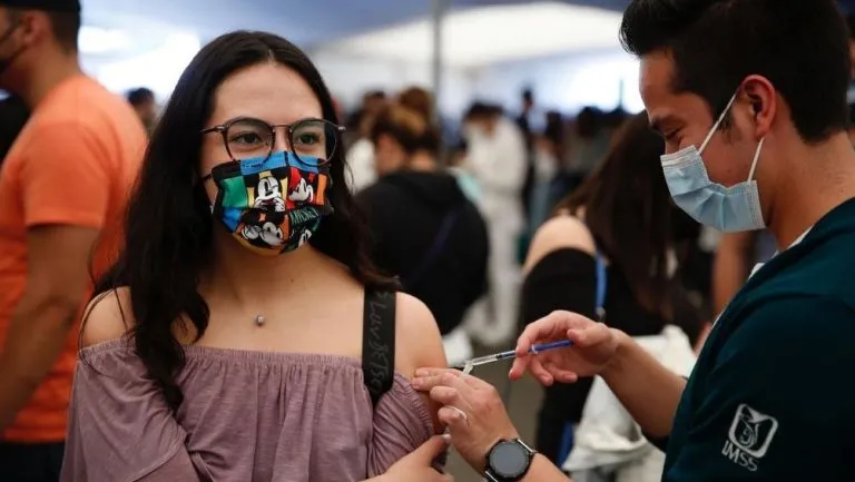 AP Vacunación contra Covid-19 en México