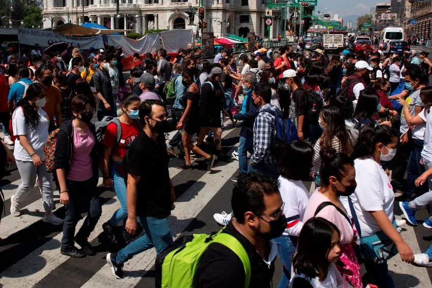 EFE Personas transitando en la CDMX