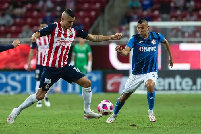 MIGUEL PONTÓN / AGENCIA RÉCORD Flores y Alvarado disputan el esférico