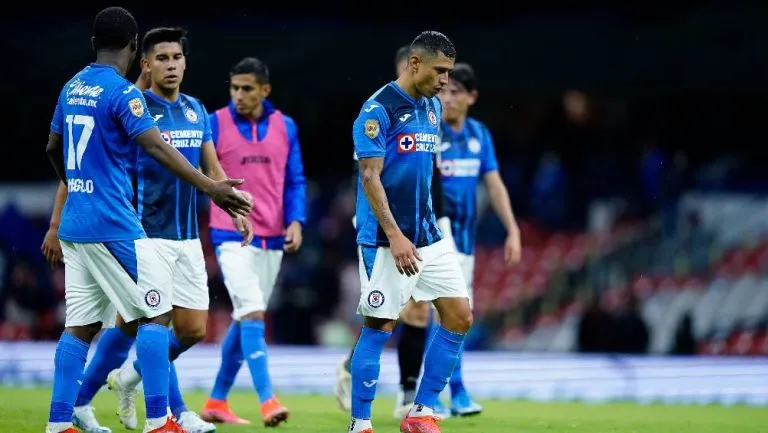 IMAGO7 Los jugadores de Cruz Azul lamentándose en un partido