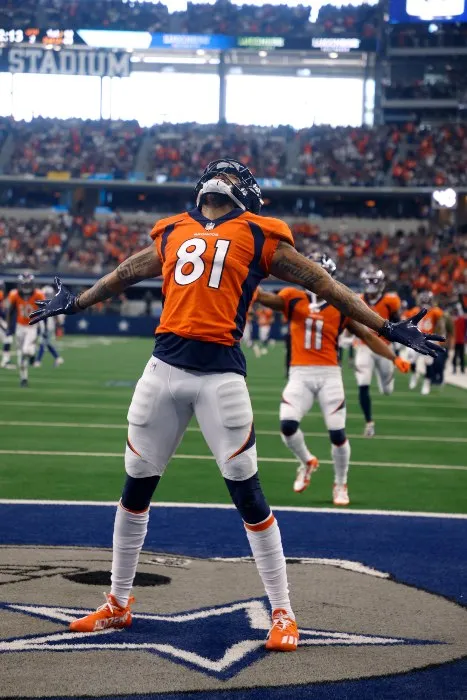 AP Tim Patrick en festejo con Broncos