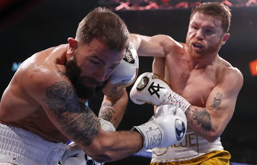 AP Canelo golpea a Plant durante pelea
