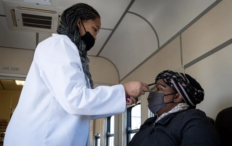 EFE Prueba PCR a mujer en Sudáfrica